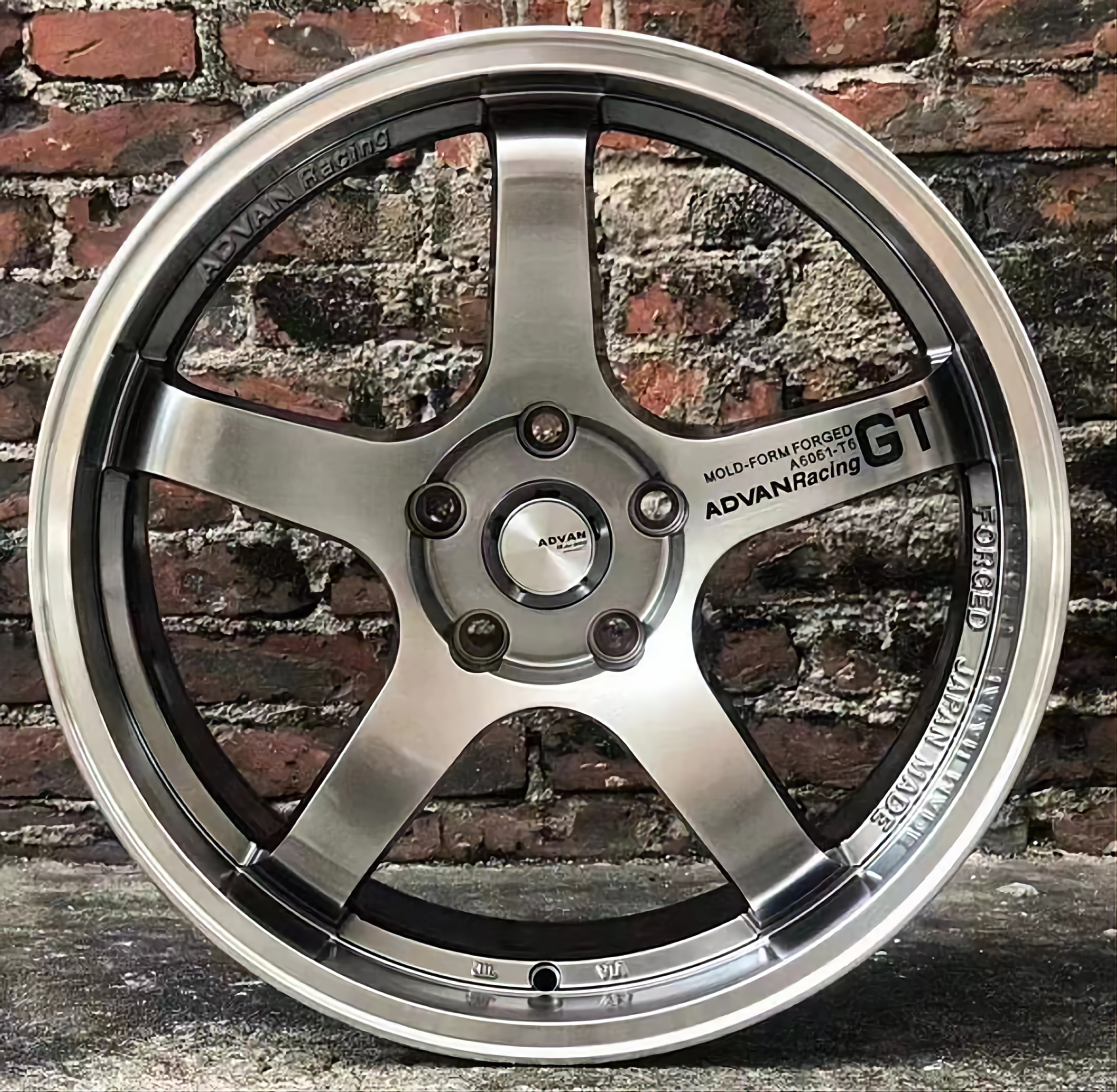 Advan GT R18 5x114.3